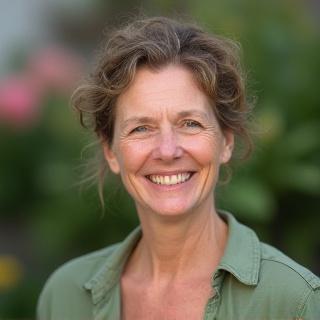 Portrait of Evelyn Mae, Founder and Lead Designer of Jendrixovalmora.